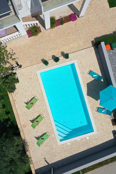 Bird's eye view, Pool view