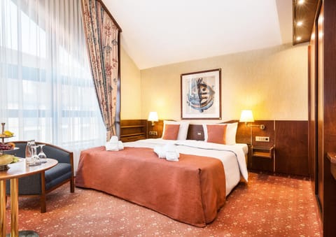 Bed, Seating area