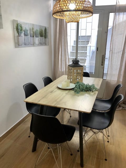 Food and drinks, Dining area, Family