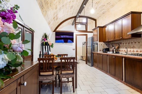 Kitchen or kitchenette, Dining area, Breakfast, minibar, stove, kitchen