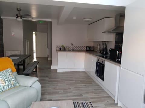 Swindon Theobald House - EnterCloud9SA House in Swindon