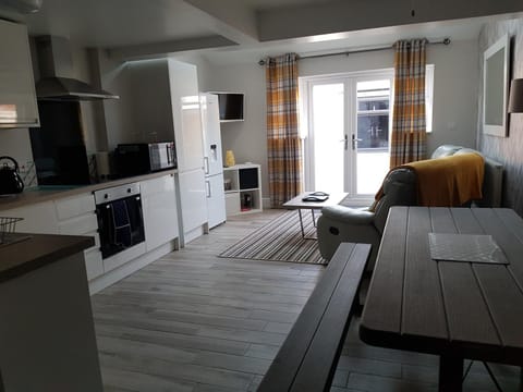 Swindon Theobald House - EnterCloud9SA House in Swindon