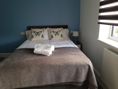 Swindon Theobald House - EnterCloud9SA House in Swindon