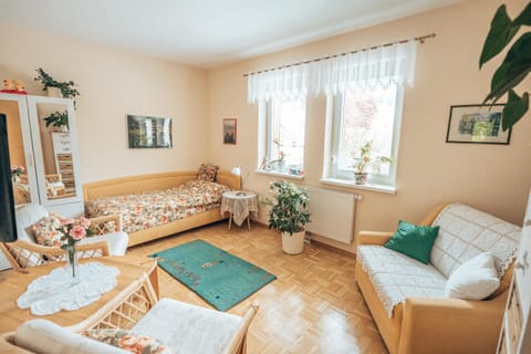 Bedroom, Street view, Street view, children, young children, older children, Quiet street view