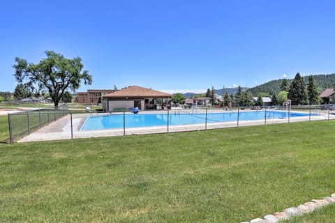 Walk to Downtown Custer Retreat with Fire Pit! House in Custer