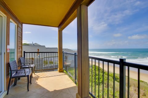 Oceanfront Oregon Retreat - Pool, Sauna and Patio! Apartment in Lincoln Beach