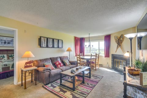1 Mi to Granby Ranch Cozy Condo with Fireplace Apartment in Granby