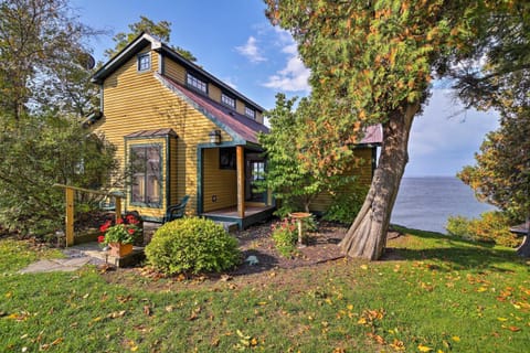 Lake Champlain Cottage with Private Deck and Fire Pit! House in Isle La Motte