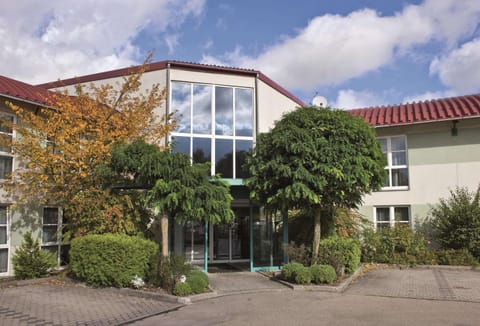 Property building, Facade/entrance, Spring, Garden, Garden view
