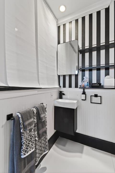 ORCHID SUITES - Historic Palm Beach Hotel Condominium Apartment in Palm Beach