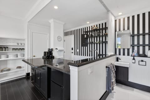 ORCHID SUITES - Historic Palm Beach Hotel Condominium Apartment in Palm Beach