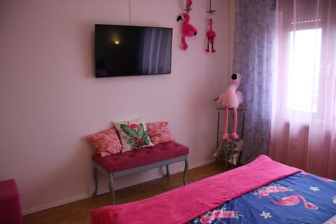 Bed, TV and multimedia, Bedroom