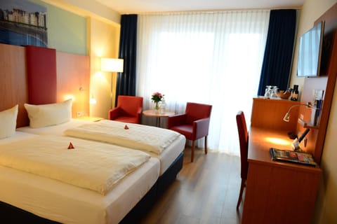 Bed, TV and multimedia, Photo of the whole room, Seating area, Bedroom