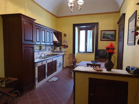 Kitchen or kitchenette, Dining area, Communal kitchen