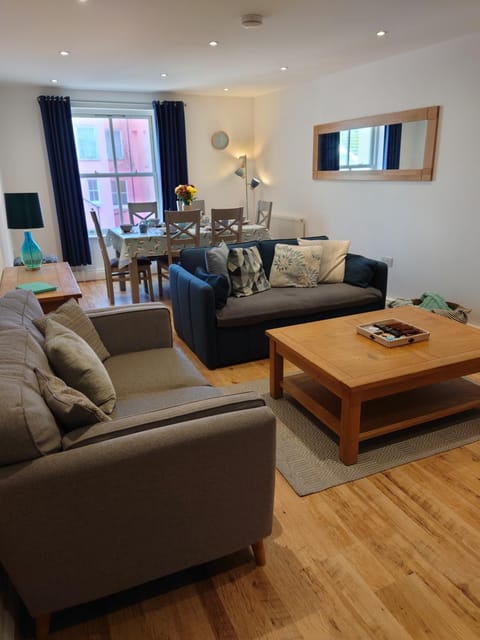 Stylish flat in central Tenby & free parking Apartment in Wales