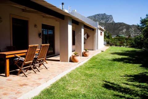 Property building, Patio, Facade/entrance, Garden, Garden view, Mountain view