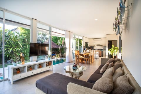 Communal lounge/ TV room, TV and multimedia, Living room, Lounge or bar, Seating area, Garden view