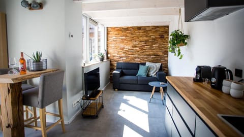 Kitchen or kitchenette, Living room, Food and drinks
