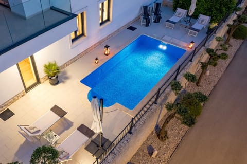 Patio, Swimming pool, sunbed