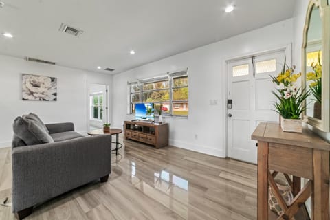 Lakeside Vacation Home House in Hollywood