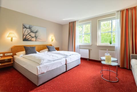 Bed, Photo of the whole room, Seating area