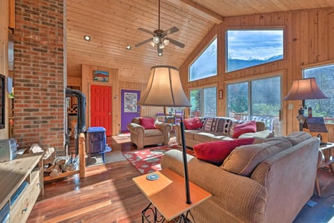 North Carolina Escape with Deck, Grill and Fire Pit! House in Tennessee