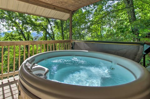 Peaceful Bryson City Cabin - Fire Pit and Hot Tub! Cabin in Fontana Lake