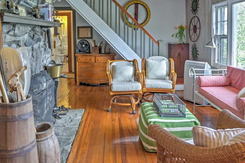 Dainty New Preston Cottage with Dock and Lake Views! House in Lake Waramaug