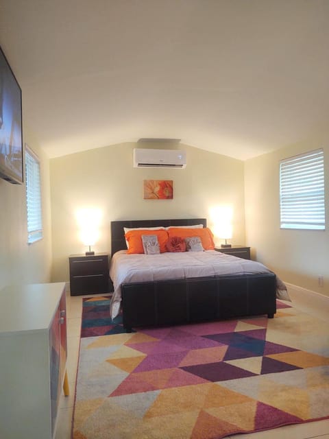 Bed, TV and multimedia, Bedroom