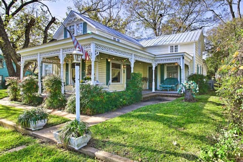 Walk to Main St Action! Spacious Historic Retreat House in Fredericksburg