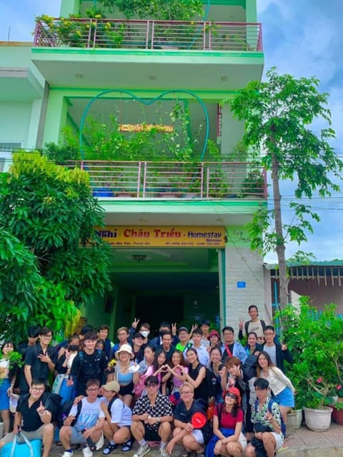 Property building, People, Garden, Balcony/Terrace, children, group of guests