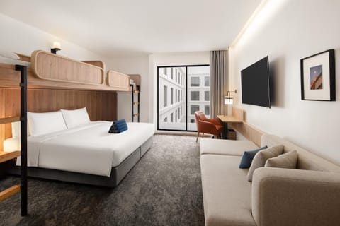 Bed, TV and multimedia, Living room, Photo of the whole room, Seating area, Evening entertainment, Bedroom