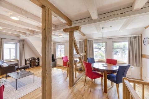 TV and multimedia, Living room, Seating area, Dining area