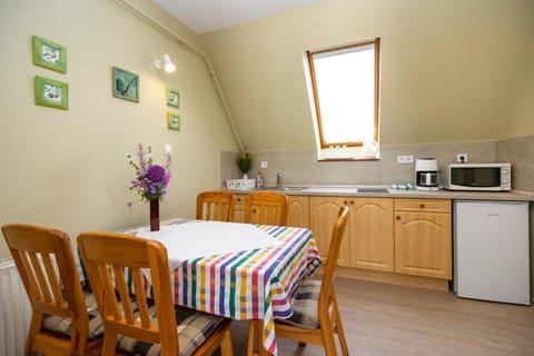 Coffee/tea facilities, Kitchen or kitchenette, Dining area