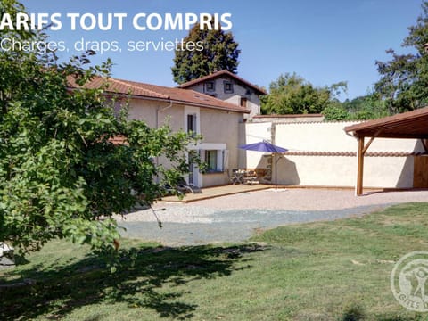 Gîte confortable avec jardin et terrasse privée - FR-1-496-171 House in Auvergne-Rhône-Alpes