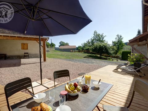 Gîte confortable avec jardin et terrasse privée - FR-1-496-171 House in Auvergne-Rhône-Alpes
