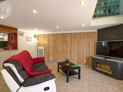 Gîte confortable avec jardin et terrasse privée - FR-1-496-171 House in Auvergne-Rhône-Alpes