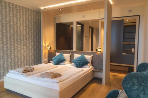 Bed, Photo of the whole room, Seating area, Bedroom