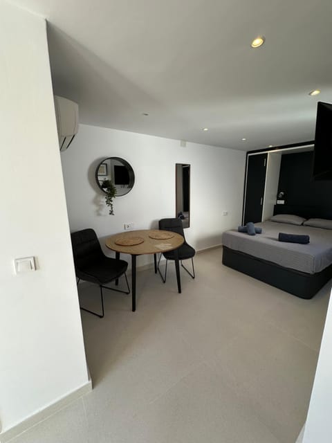 Bed, TV and multimedia, Living room, Photo of the whole room, Dining area, Bedroom, air conditioner