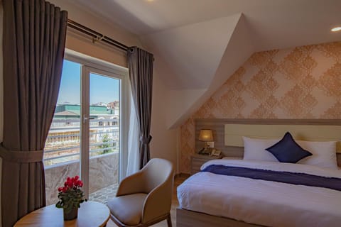 Nearby landmark, Bed, Photo of the whole room, City view