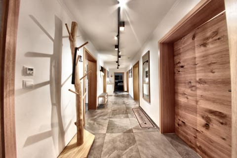 Facade/entrance, Lobby or reception, acessibility