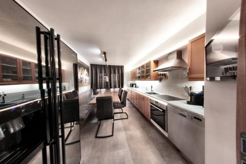 Restaurant/places to eat, Restaurant/places to eat, Food close-up, Kitchen or kitchenette, Dining area, Communal kitchen, Food, Food, Lunch, Lunch, Dinner, Dinner, stove, stove, kitchen, kitchen