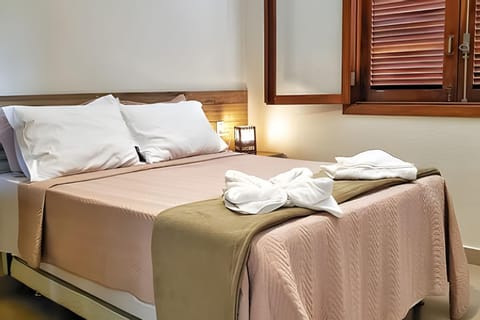 Bed, Photo of the whole room, towels