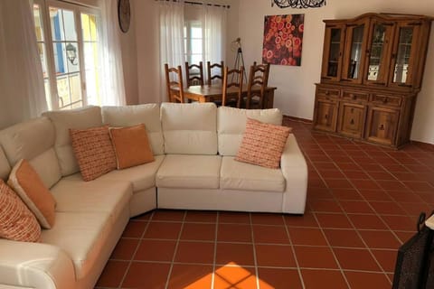Golf, Beach & Pool House Apartment in Amoreira
