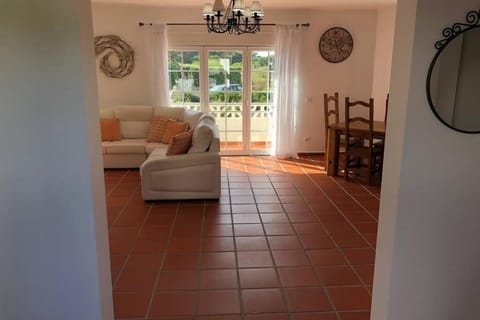 Golf, Beach & Pool House Apartment in Amoreira