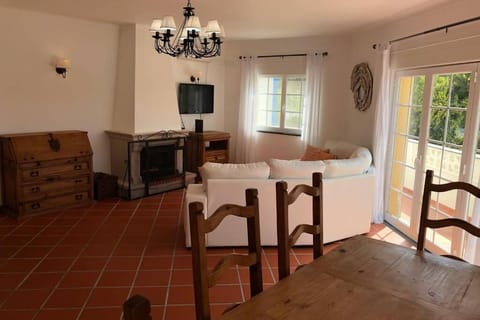 Golf, Beach & Pool House Apartment in Amoreira