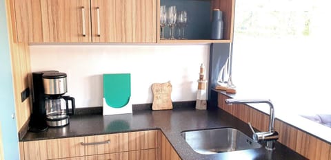 Coffee/tea facilities, Kitchen or kitchenette, dishwasher, kitchen