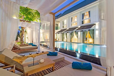Swimming pool, sunbed