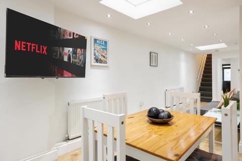 TV and multimedia, Seating area, Dining area