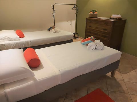 Bed, Bedroom, towels